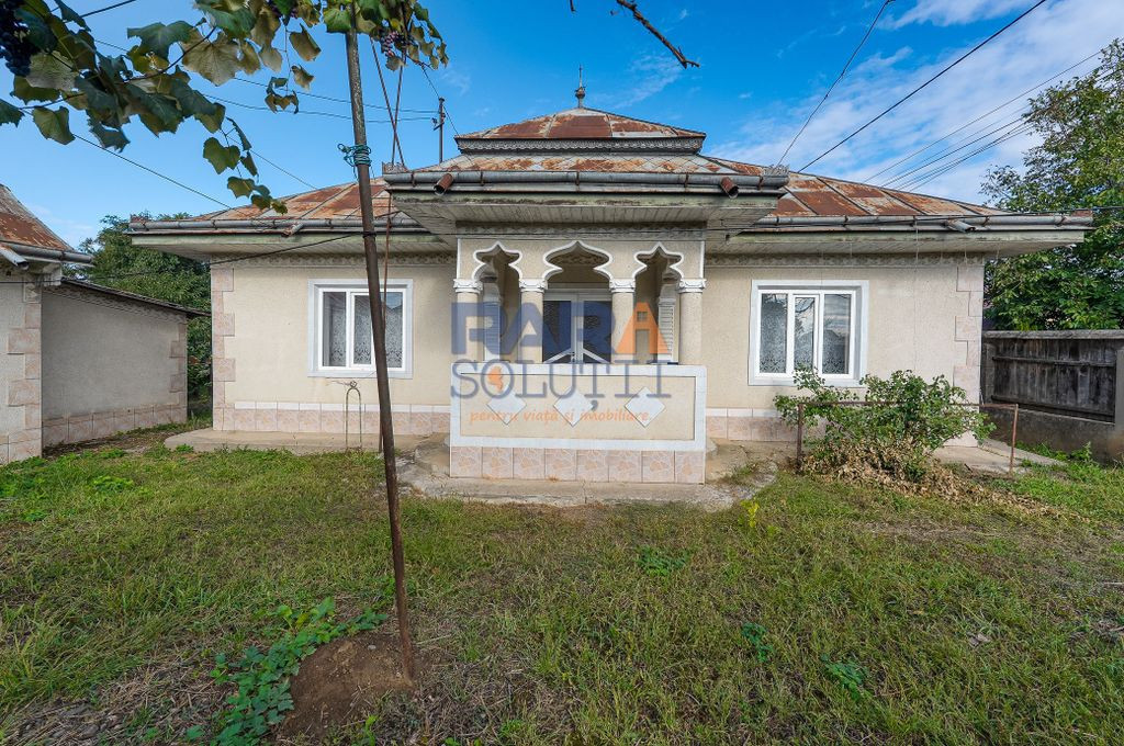 Casă cărămidă 80 mp, teren 1000 mp, colț, 7 km de Roman, Trifești
