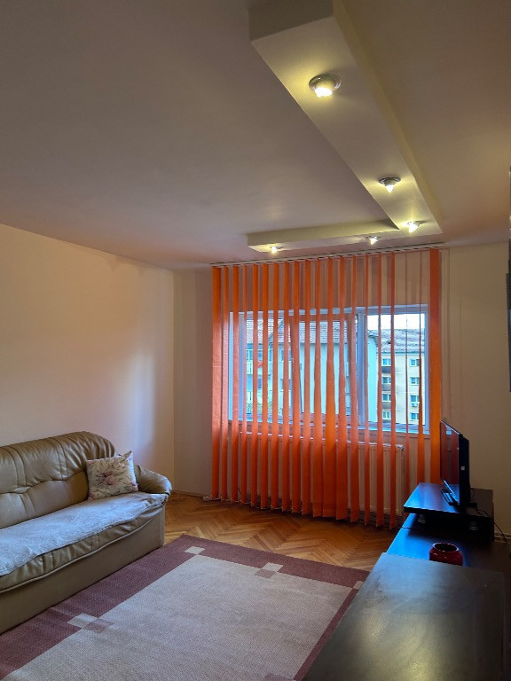 Ofer spre închiriere apartament cu trei camere decomandat în Sfântu Gh