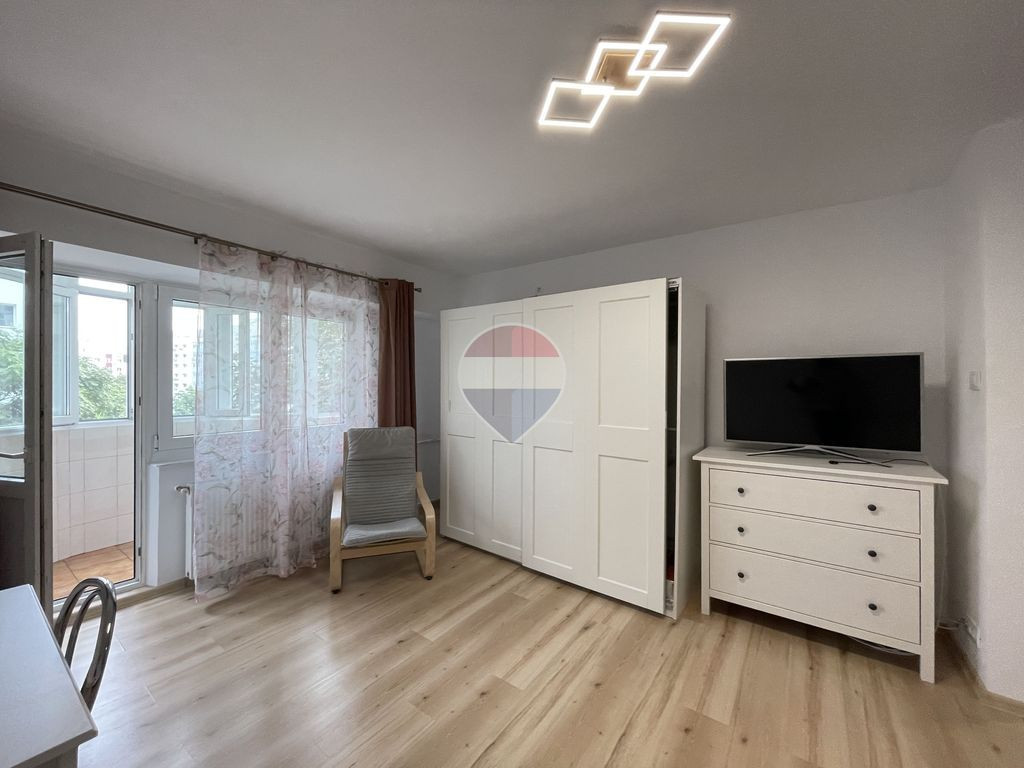 Garsoniera decomandata, Aparatorii Patriei, Tomesti