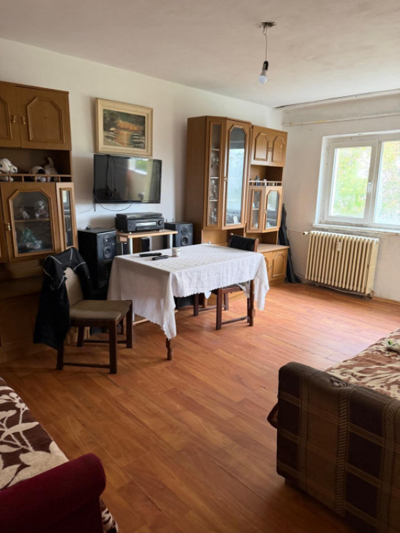 Apartament 2 camere, curte, garaj, zona centrală