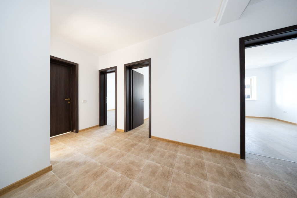 Vând apartament Nou cu trei camere