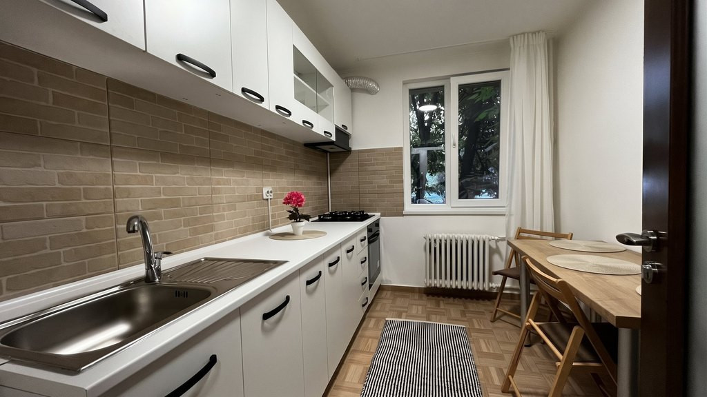 Prima inchiriere, renovat si utilat nou, 10 min Metrou Jiulu