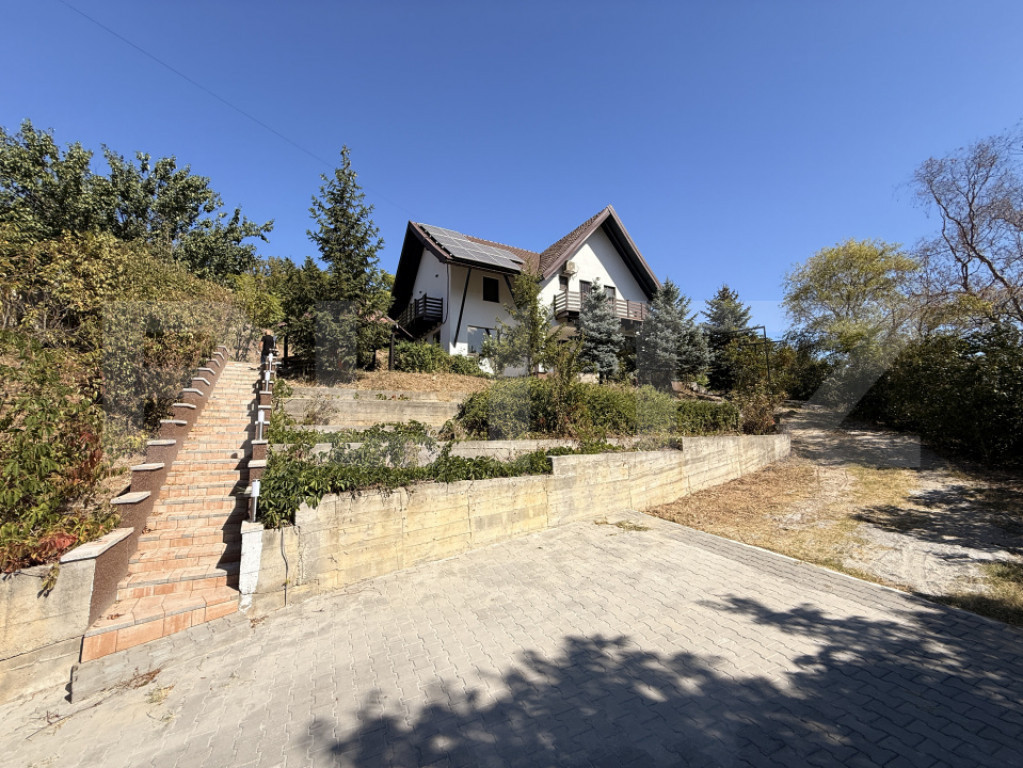 Casă P + M, 190 mp, 2421 mp teren cu foișor, Leamna de Jos