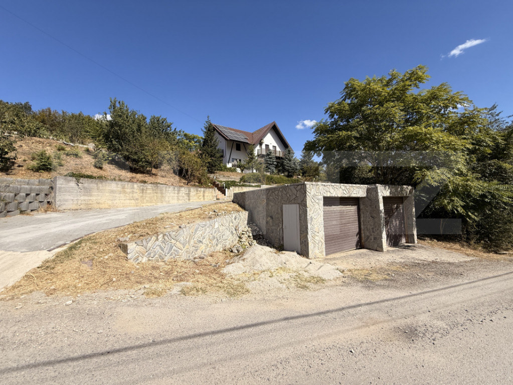 Casă P + M, 190 mp, 2421 mp teren cu foișor, Leamna de Jos
