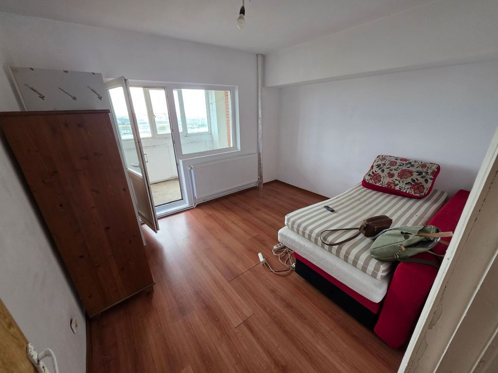 Apartament 4 camere zona Poarta 6