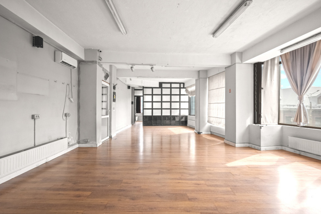 Executive Corner Office | Tavan Inalt, Ferestre Mari | Gara