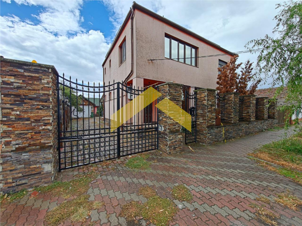 Casa cu etaj la cheie de in Chisineu Cris