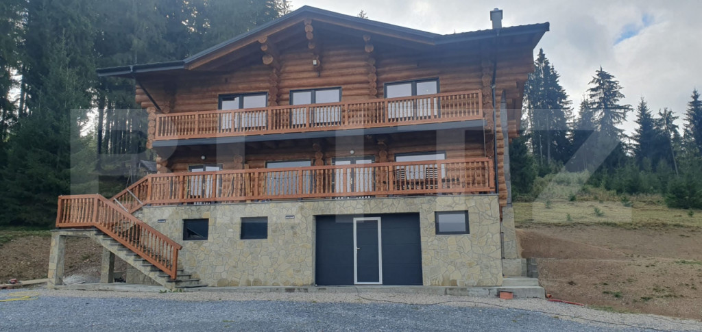 Cabana din bustean masiv si o suprafata de teren de 9000 mp