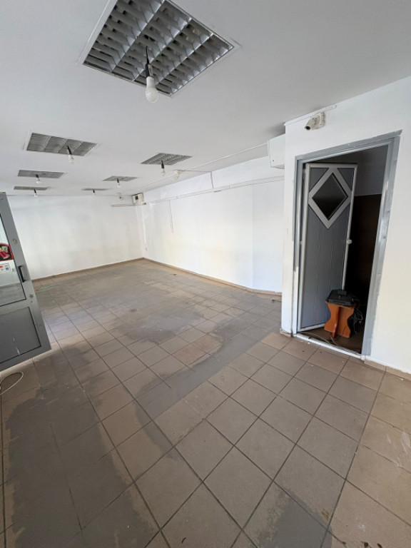 Spațiu comercial de închiriat – 40 mp open space + 10 mp