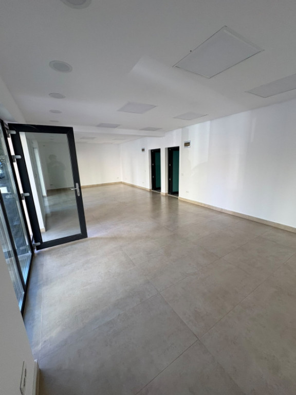 Spatiu Comercial 60 mp , renovat recent
