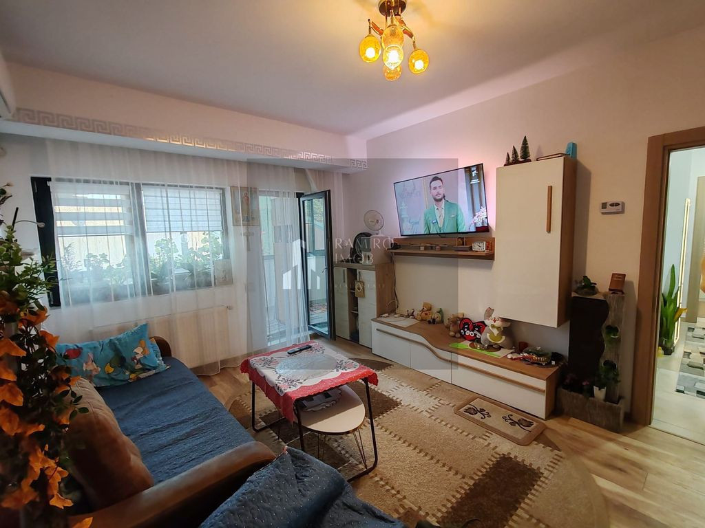 Apartament 2 camere, Sector 5, Pecineaga/Salaj, decomandat, centrala