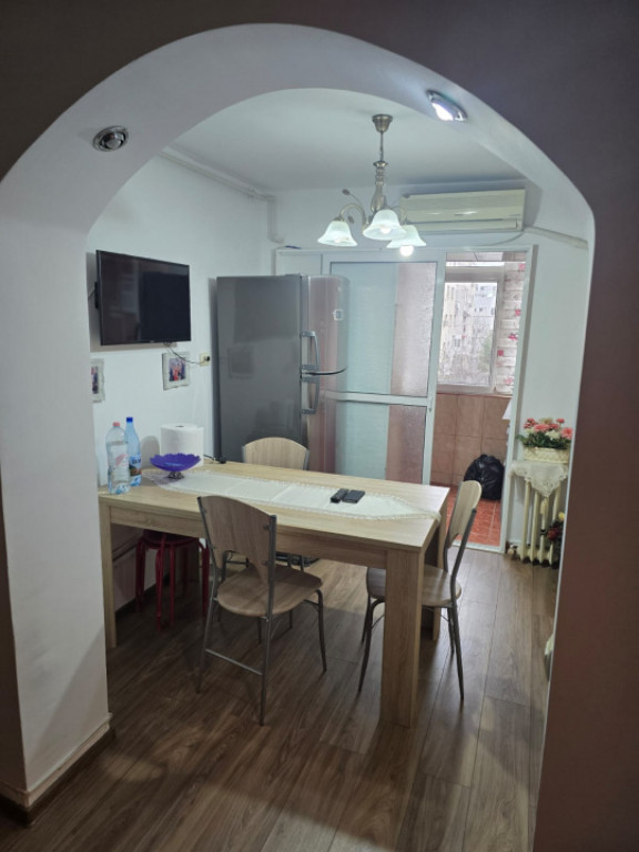 Ofer spre inchiriere apartament cu 2 camere decomandat Casa