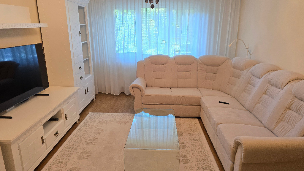 Inchiriez apartament 3 camere decomandat in Deva, I. Creanga, parter