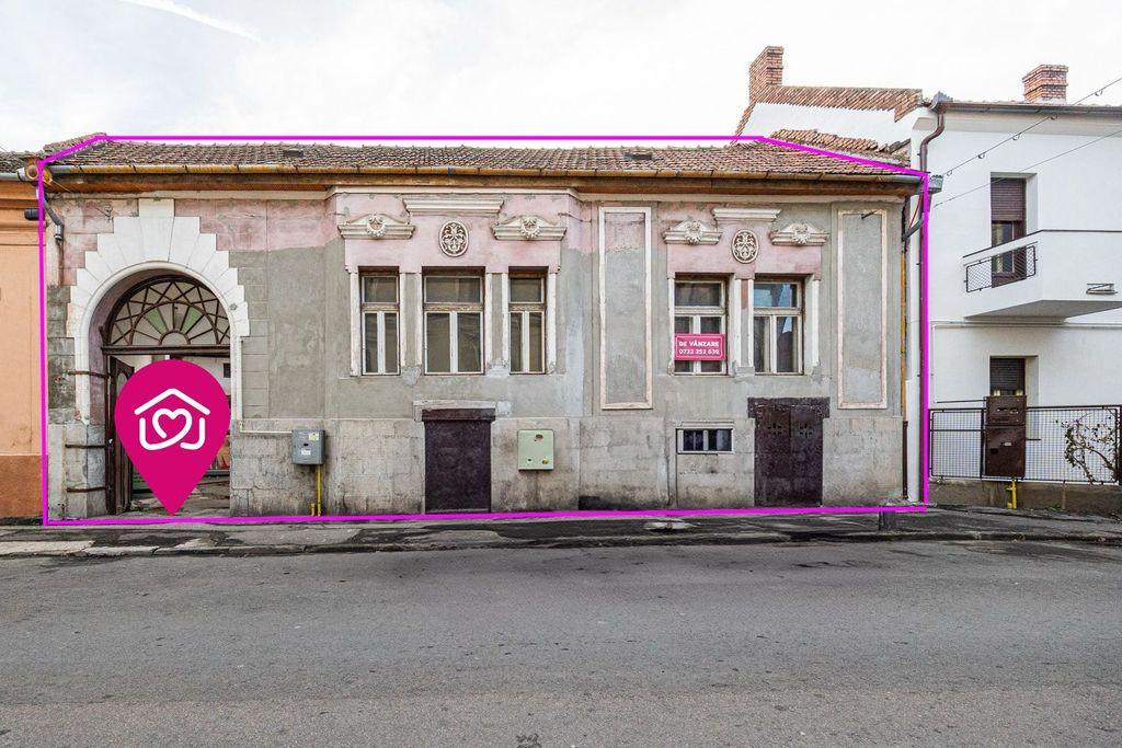 PRET AJUSTAT! Casă interbelică, demisol și curte, în centru!