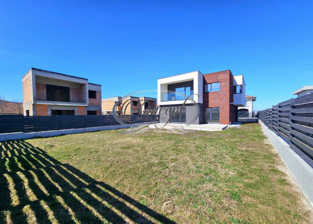 Locuinta moderna cu design cubic si curte plana in Dezmir