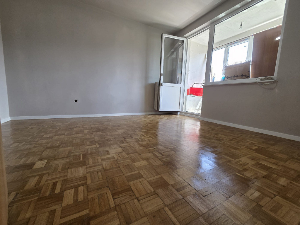 Apartament 2 camere, semidecomandat - zona Garii