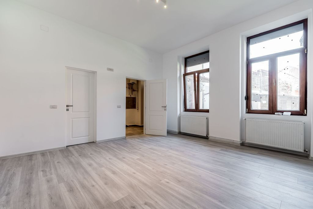 Central Arad | apartament renovat | curte comună