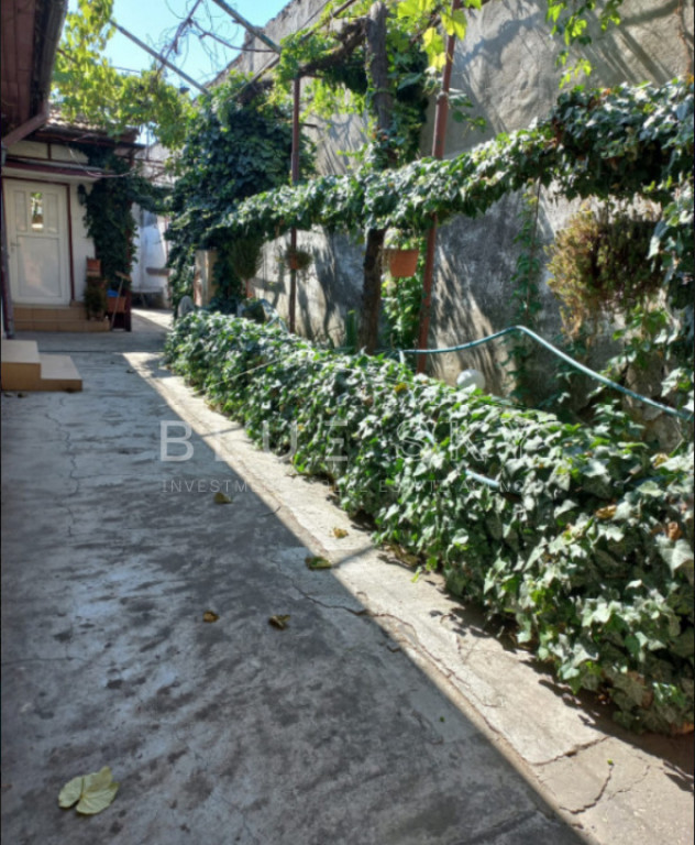 Casa batraneasca cu teren de 435mp cu utilitati si deschider