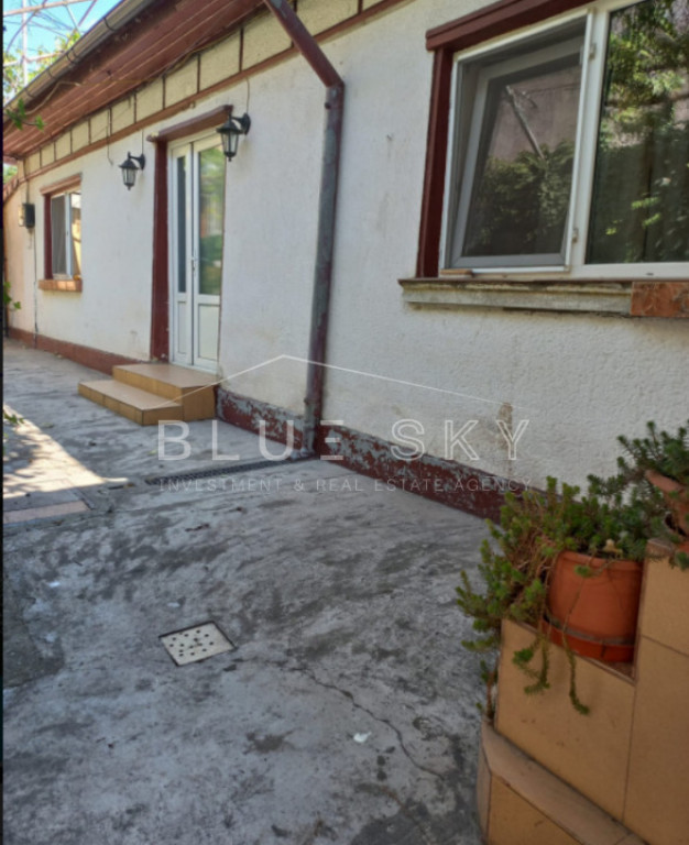 Casa batraneasca cu teren de 435mp cu utilitati si deschider