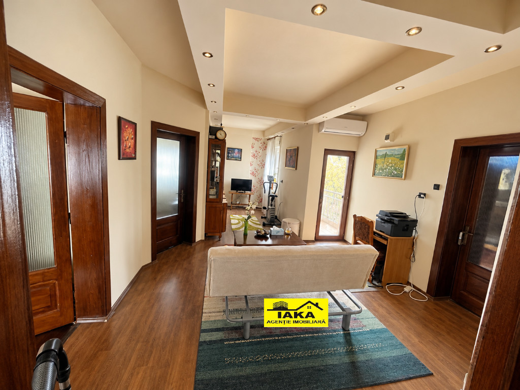 Zona Avram Iancu, bloc tip vila, 3 camere, etaj 2