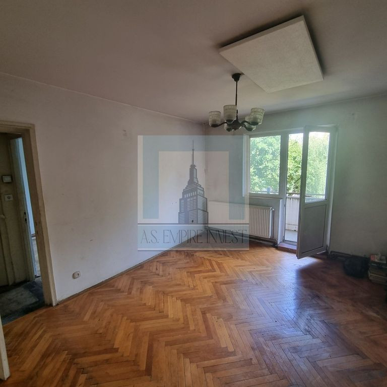 Apartament 3 camere semidecomandat ,etaj 1 - zona Vlahuta.