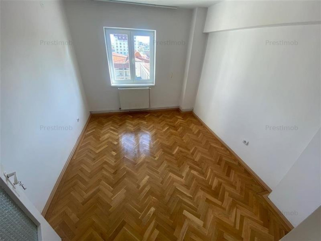 Vand Ultracentral apartament spatios cu 4 camere,2 bai