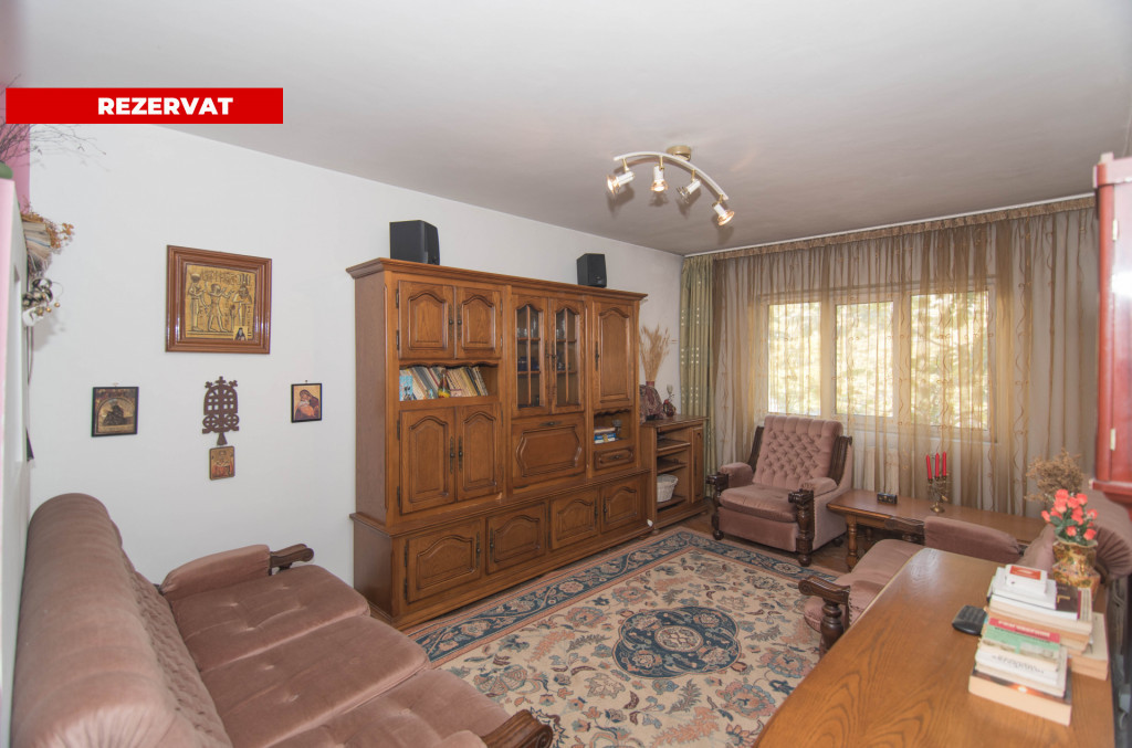 Rar pe piață - Apartament cu 3 camere, decomandat, Etaj 1