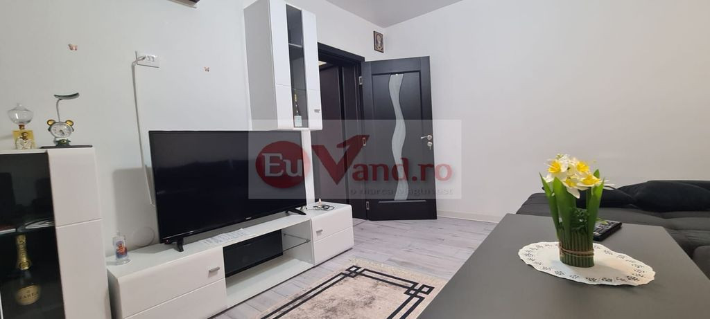 De vanzare apartament cu 3 camere, Piata Centrala, et. 3, 105.000 euro