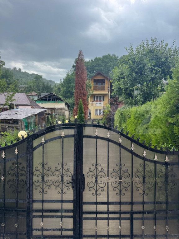 CASĂ CU DOUĂ LOCUINȚE ȘI TEREN DE 897 MP – RUNCU, DÂM