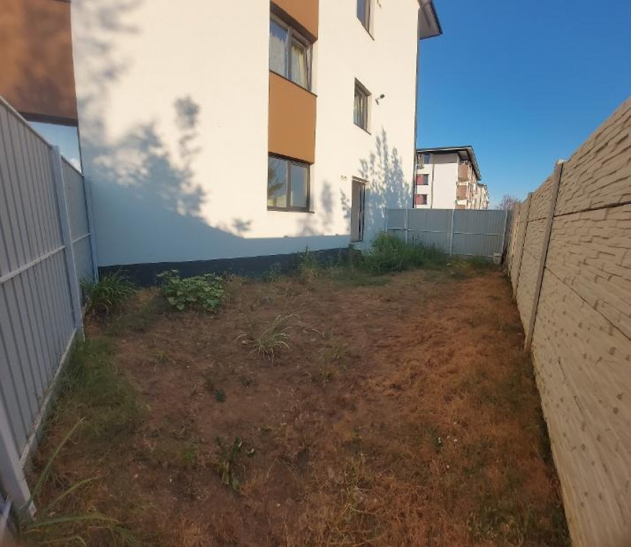 Apartament 50 mp cu curte proprie-40 mp, mutare imediata