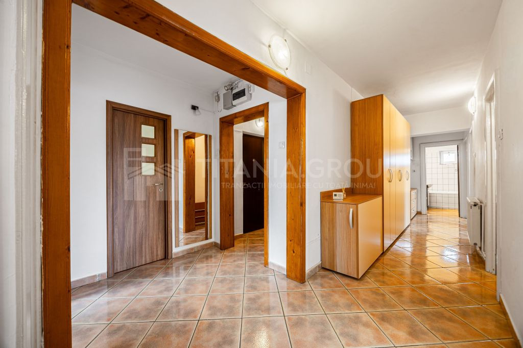 Vila cu arhitectura deosebita, teren 636mp, Cristian, Brasov