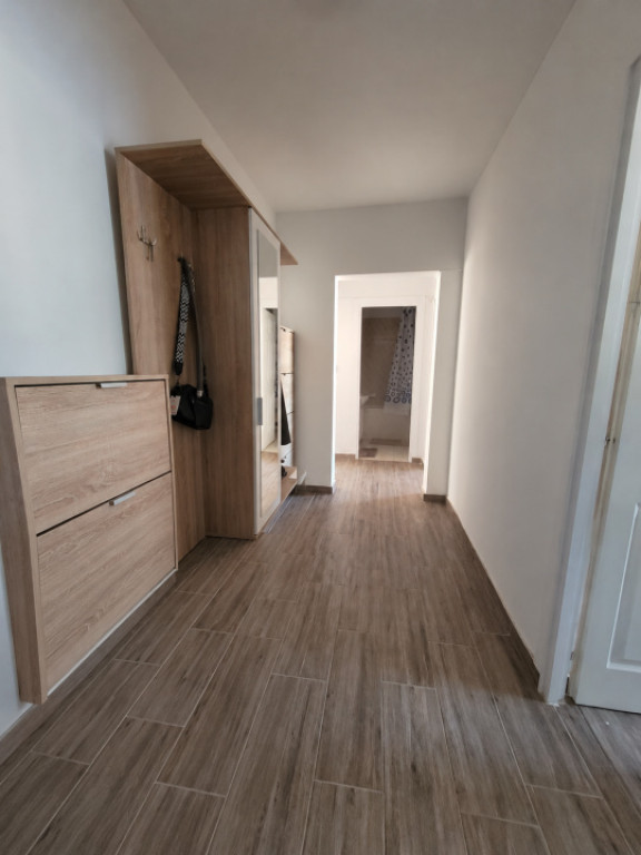 Apartament cu 2 camere, mobilat, balcon închis și spațiu