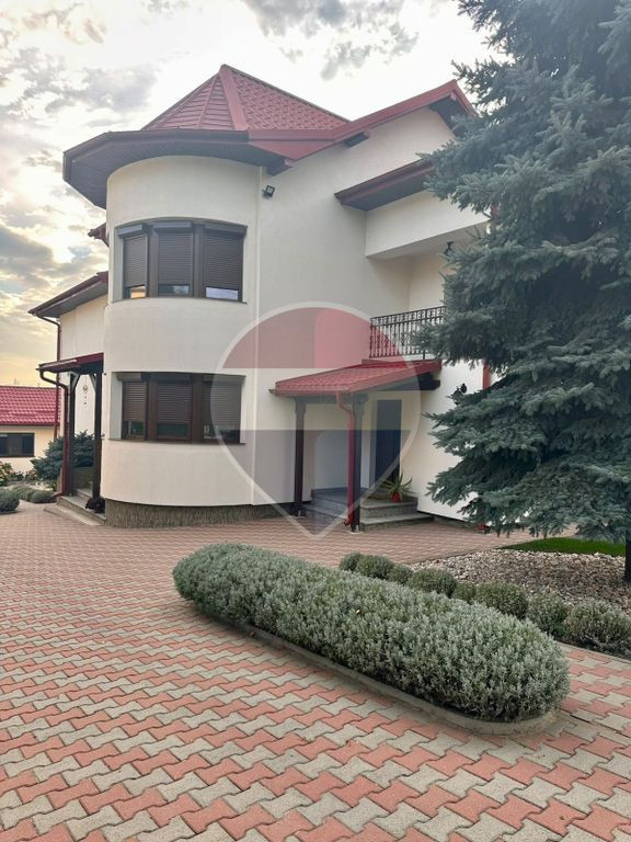 Casă / Vilă cu 8 camere de vânzare în Suceava