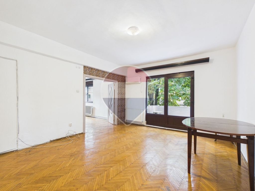 Apartament cu mansardă și garaj de vânzare în zona Domenii