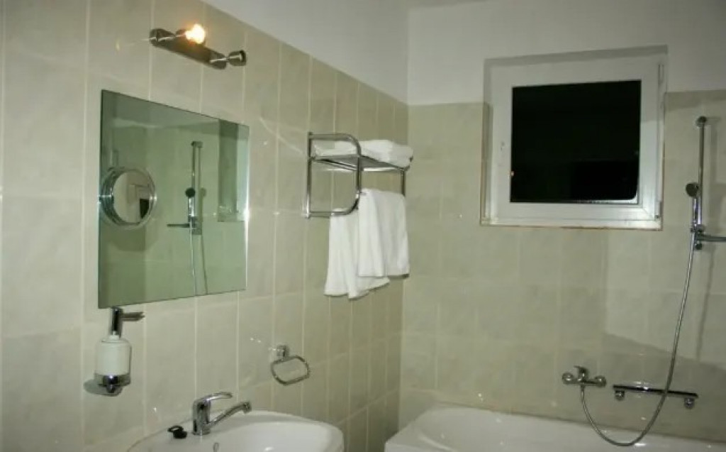 Apartament 2 camere, nemobiliat, zona liniștită