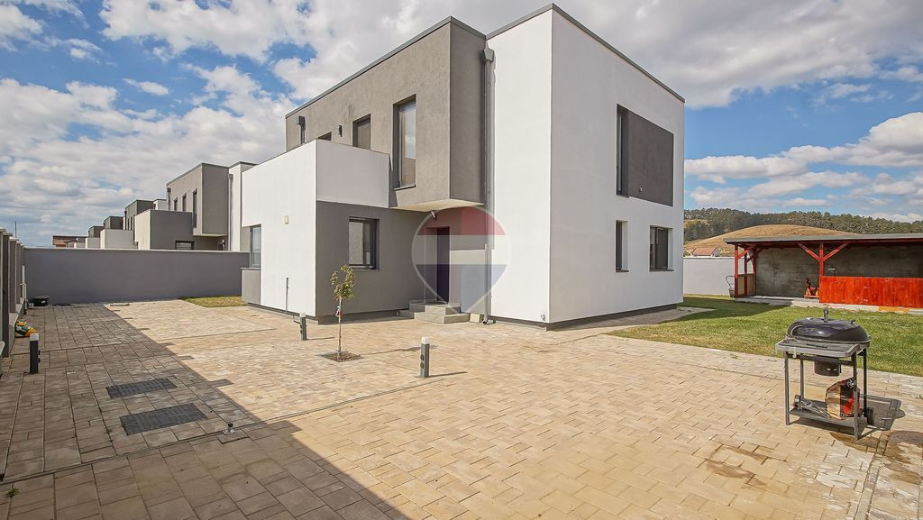 Casă cu 4 camere și teren de 500 mp, în Sânpetru – zona Lempeș