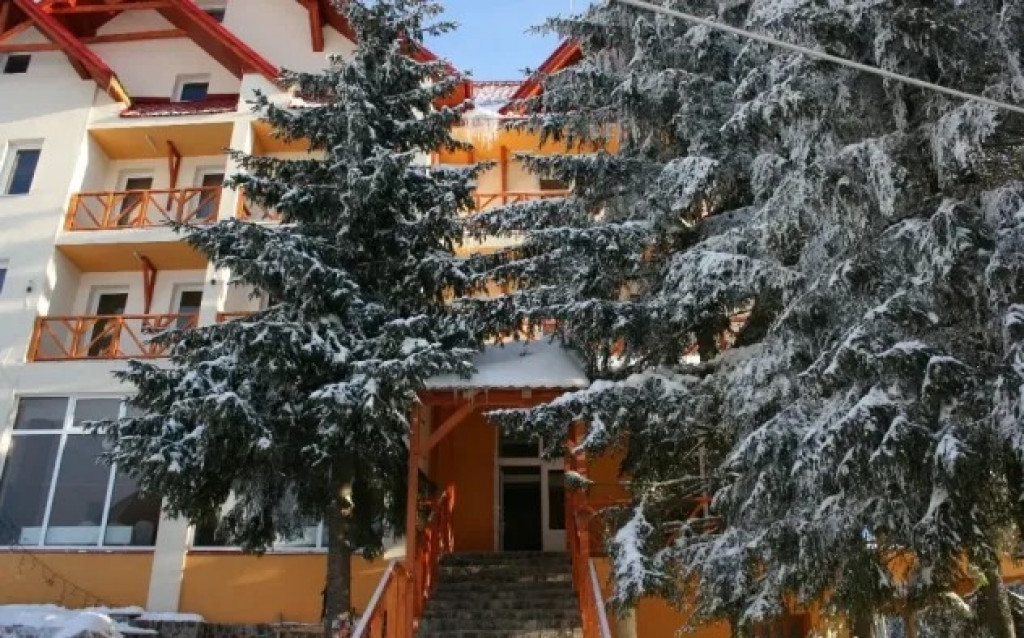 Casă de inchiriat, curte cu loc de parcare