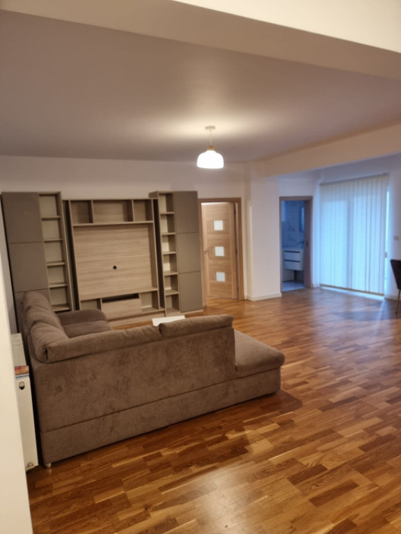 Apartament de inchiriat 3 camere,ultracentral,Radauti