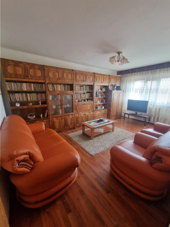 Vanzare apartament 3 camere Alexandria str. Cuza Voda