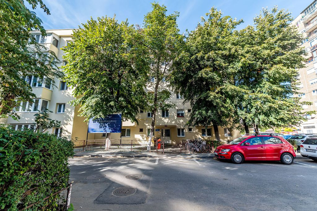 ???? 3 camere, etajul 1 – Aleea Amara, Vlaicu