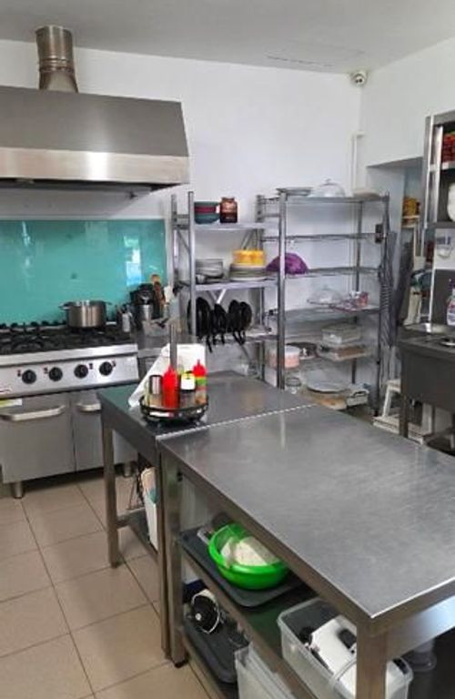 Bistro , cafenea la cheie ultracentral