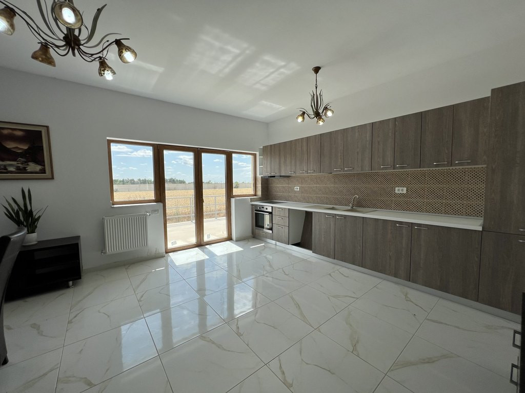 Casa noua de colt- Frumusani - Orasti. 4 camere. 500 mp tere