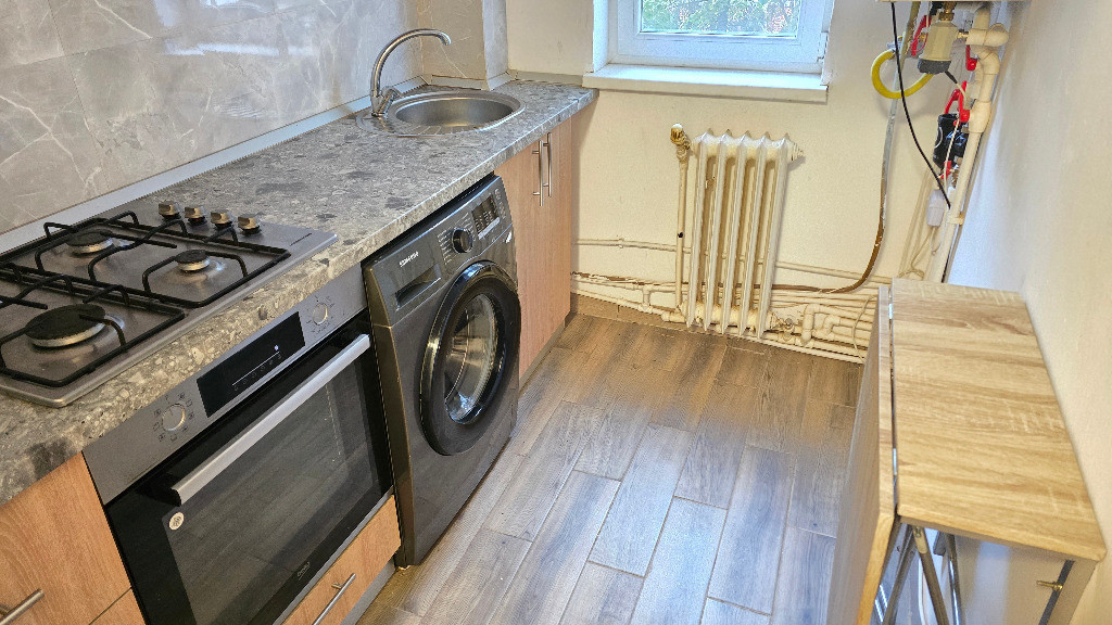 Inchiriez apartament 3 camere Deva, zona Licee,Titu Maiorescu, parter