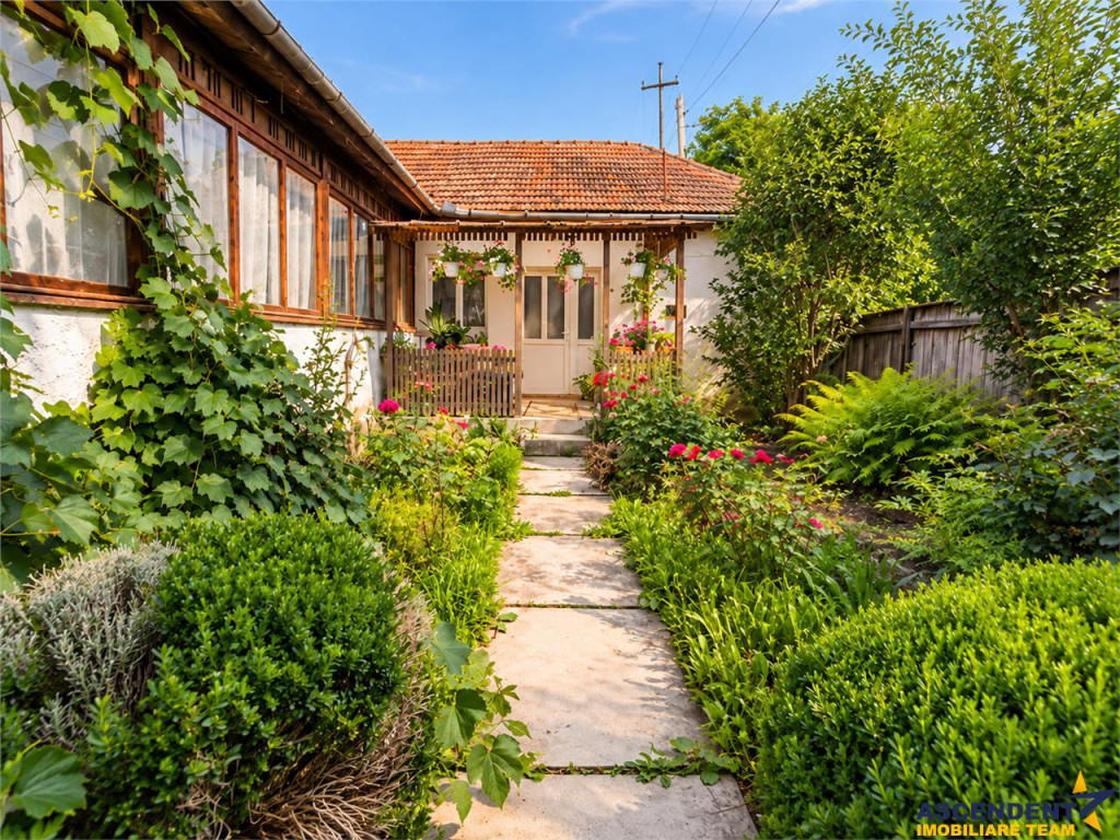 Casa cu farmec si potential, 4 camere, terasa, gradina priva