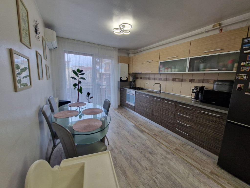 Apartament 3 camere 58,6 mp , Zona Florilor