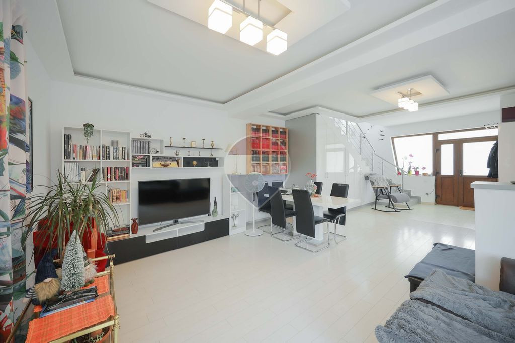 De vânzare casă - duplex cu 4 camere, panouri fotovoltaice -Sântandrei