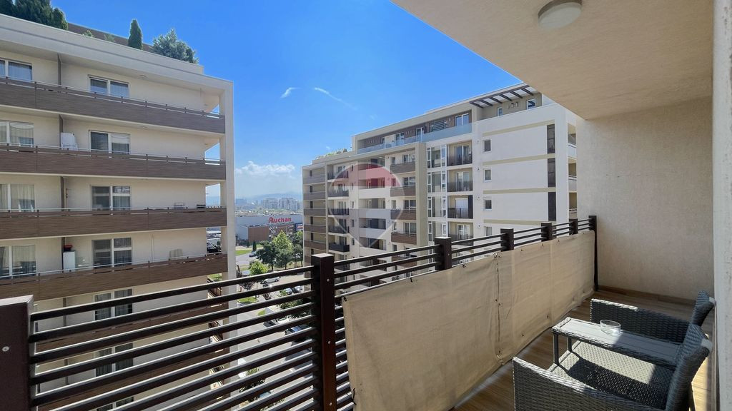 Apartament cu 3 camere de închiriat în zona Tractorul