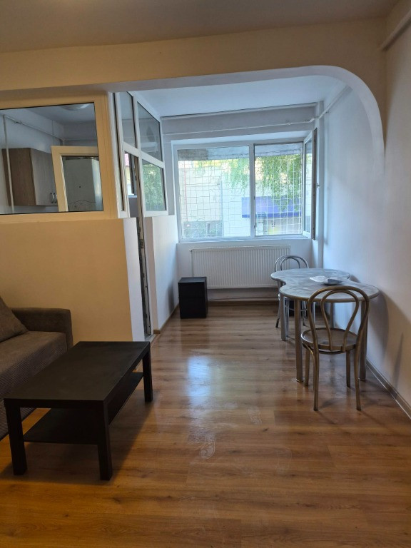 Garsonieră renovată și mobilată, de închiriat – zona centrală, Slobozi