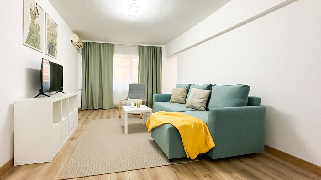 4 camere, 3 dormitoare, 2 băi, boiler, complet renovat