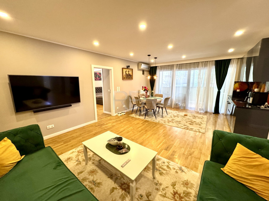 3 camere cu promenada la lac, școală internațională, par